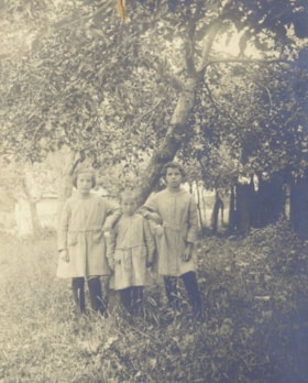 FREEDMAN, Neshume - Ukrainian Jewish orphan case file (the file includes a photo)