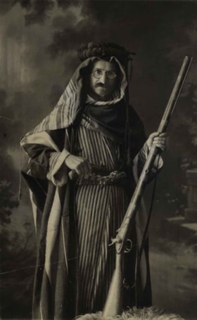WOLOFSKY photos/Hirsch WOLOFSKY in Beduin clothes - studio portrait taken in the Land of Israel