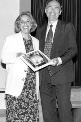 Dr. Bernard Dolansky presenting a token of appreciation to Cally Kardash at the 61st Annual General Meeting of the Jewish Community Council of Ottawa Vaad Ha'Ir.