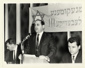 Lou Zablow speaks at Holocaust rally