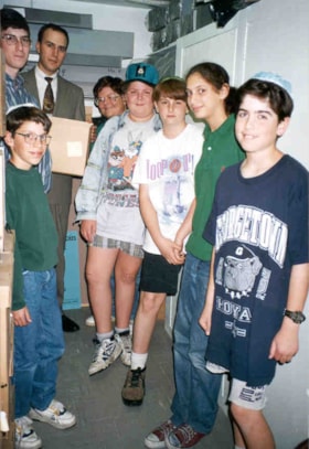 Star of David Hebrew School visits the Ottawa Jewish Historical Society (Ottawa Jewish Archives).