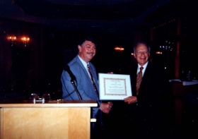Lutzen Reidstra presenting Lawrence Freedman, President of the Ottawa Jewish Historical Society, with the Archives Association of Ontario Corporate Award.