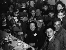 Servicemen World War II/Entertaining Jewish children, Belgium