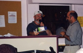 Saul Jacobson, of Majic 100, giving out gifts at the 5th Annual United Jewish Appeal Golf Tournament