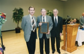 Jeffrey and Morrie Eisen receive a plaque for the Beth Israel Pembroke Synagogue Endowment Fund from President Norman Lesh.