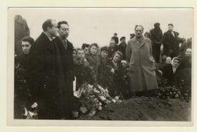Bund members laying wreath at ceremony commemorating victims of Nazis