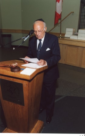 Saul Goldfarb giving a speech at an Ottawa Jewish Community Foundation annual general meeting.