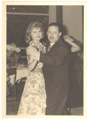 Uszer Kaszemacher and Szyja Wolnowicz dancing