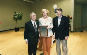 Ruth and A.J. Freiman receive a plaque for the Ruth and A.J. Freiman Family Fund from President Norman Lesh.