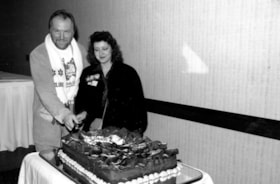 Timothy Whitehead and Maureen Ottman cutting a cake at the Ottawa Hadassah Wizo Taste of Chocolate