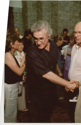 Pinchas Zuckerman shaking hands at an Ottawa Jewish Community Foundation event.