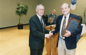 Hymie Reichstein accepts plaque for the Hildy and Ssteven Lesh Endowment Fund.