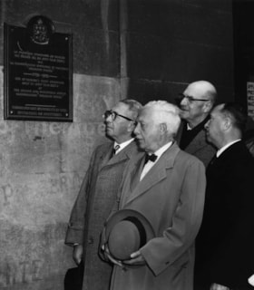 Spanish & Portuguese Synagogue/Shearith Israel plaque, people