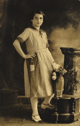 PORTMAN, Dinah - Ukrainian Jewish orphan case file (the file includes a photo)