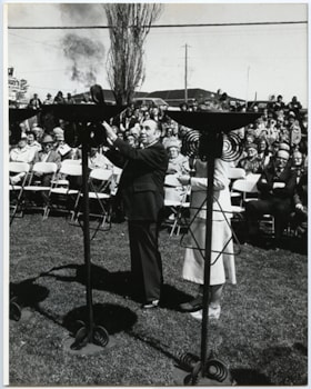 Moe (Moshe) Narwa lighting a flare at Yom Hashoa, May 6 1979