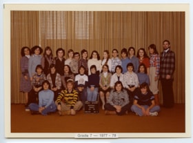 Hillel Academy Central School Grade 7 class photo.