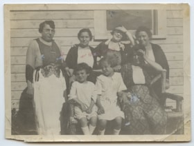 Group of Davis and Slonemsky women.