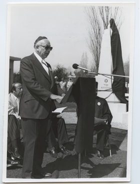 Mendel Good speaking at the Yom ha' shoah Holocaust Memorial dedication
