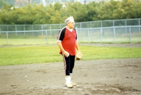 Lou Honigman getting ready to pitch for the Ottawa Jewish Men's Softball League.