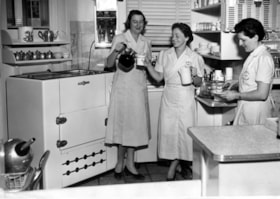 Women from B'nai B'rith working at the Ottawa Civic Hospital Snack Bar.