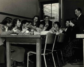 UJTS/Publicity pics - students at lunch, teacher
