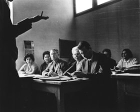 Refugees - education: English class for Eastern Europeans waiting in Rome