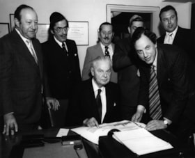 Former Prime minister John G. DIEFENBAKER being honoured/ Rabbi LANGNER, Alan ROSE, HARRIS, etc.