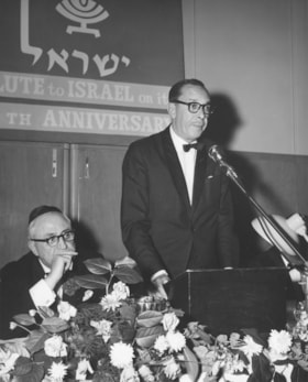 Lawrence Freiman addresses assembly at meal in honour of Israel's 14th anniversary.