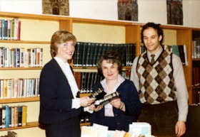 Presentation of books from the Jewish Immigrant Aid.