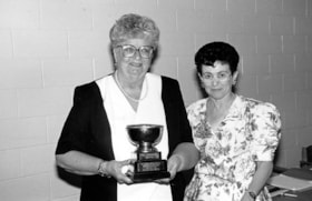 Buddy Kizell receives the Lena Coplan Award (trophy) from Miriam Mayman