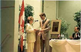 Donna Dolansky receiving an award from Stephen Greenberg at the Jewish Community Council of Ottawa Annual General Meeting.