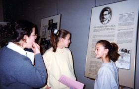 School children examining the exhibit, "Visas for Life" at the Soloway Jewish Community Centre.