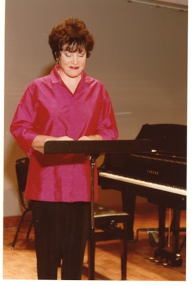 Ruth Berger giving a speech at an Ottawa Jewish Community Foundation event.