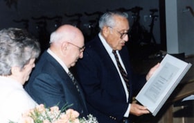 Morrie Konick receiving a letter of recognition, with his wife Rose looking on, from Gdalyah Rosenfeld for his work on the Ottawa Jewish (Bulletin) Heritage Database.