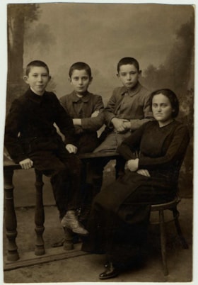 Ginda Kalujna Rosenblatt and three students