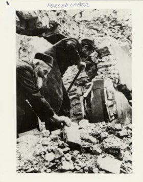 Jewish men doing forced labor