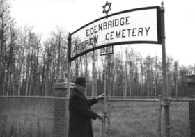 Edenbridge, Saskatchewan/Cemetery, RAISEN tombstone, synagogue road sign